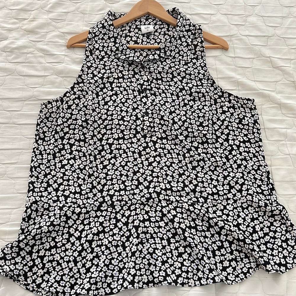 CAbi Black & White Floral Sleeveless Peplum Blouse